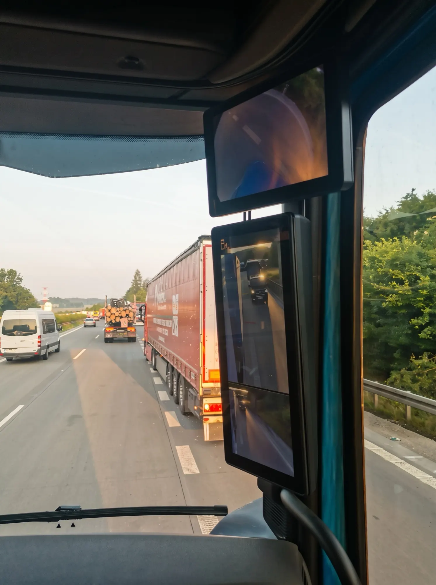 Pohled z kabiny na dálnici, vpravo displeje kamerových zrcadel